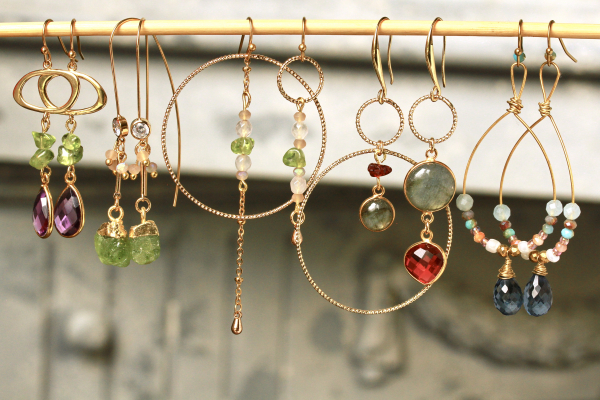 Ohrringe Kreis Stab Peridot Rohstein mit Rosenquarz Perlen und geometrischer Form als bezaubernder Trendschmuck und Geschenk für sie